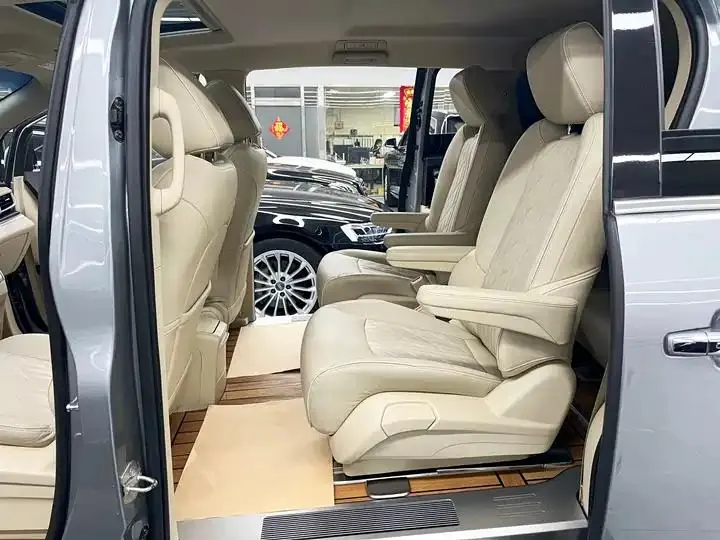 Buick GL8 2023 Land Business Class 652T Luxury Model 9