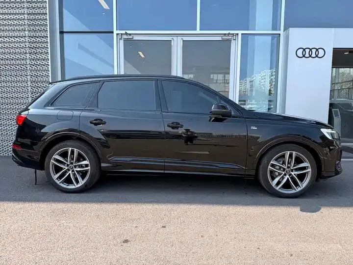 Audi Q7 2025 45 TFSI quattro S line Black Samurai 3