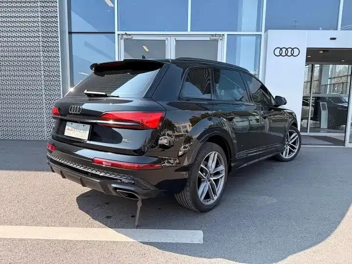 Audi Q7 2025 45 TFSI quattro S line Black Samurai 4