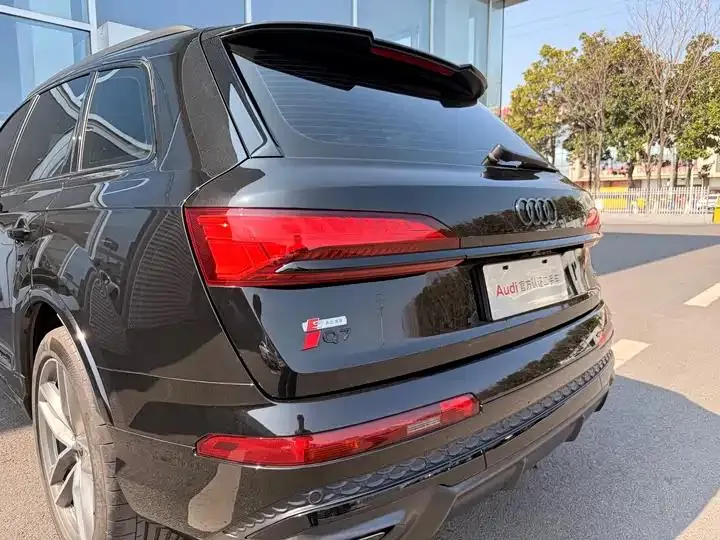 Audi Q7 2025 45 TFSI quattro S line Black Samurai 6