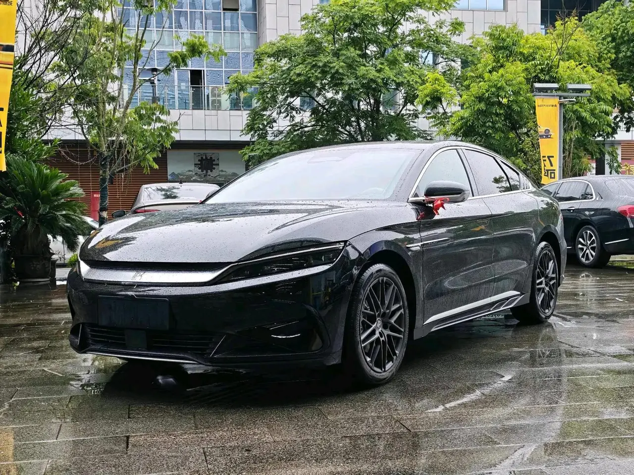 BYD 2026 Han EV Smart Driving Edition 705KM Flash Charge Honorable Automatic Gear - View 1
