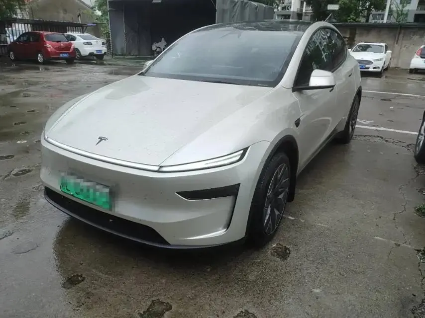 Tesla 2025 Model Y Long Range All-Wheel Drive Automatic - View 1