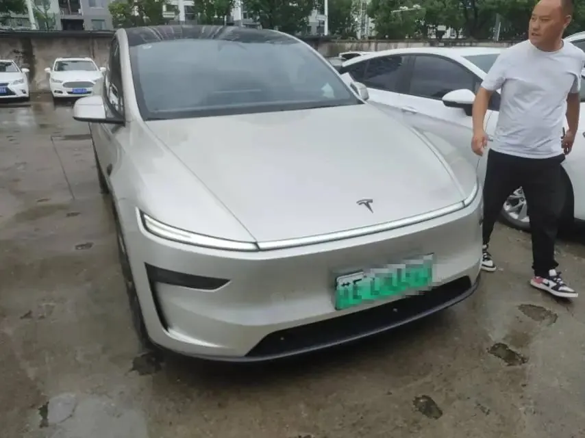 Tesla 2025 Model Y Long Range All-Wheel Drive Automatic 2