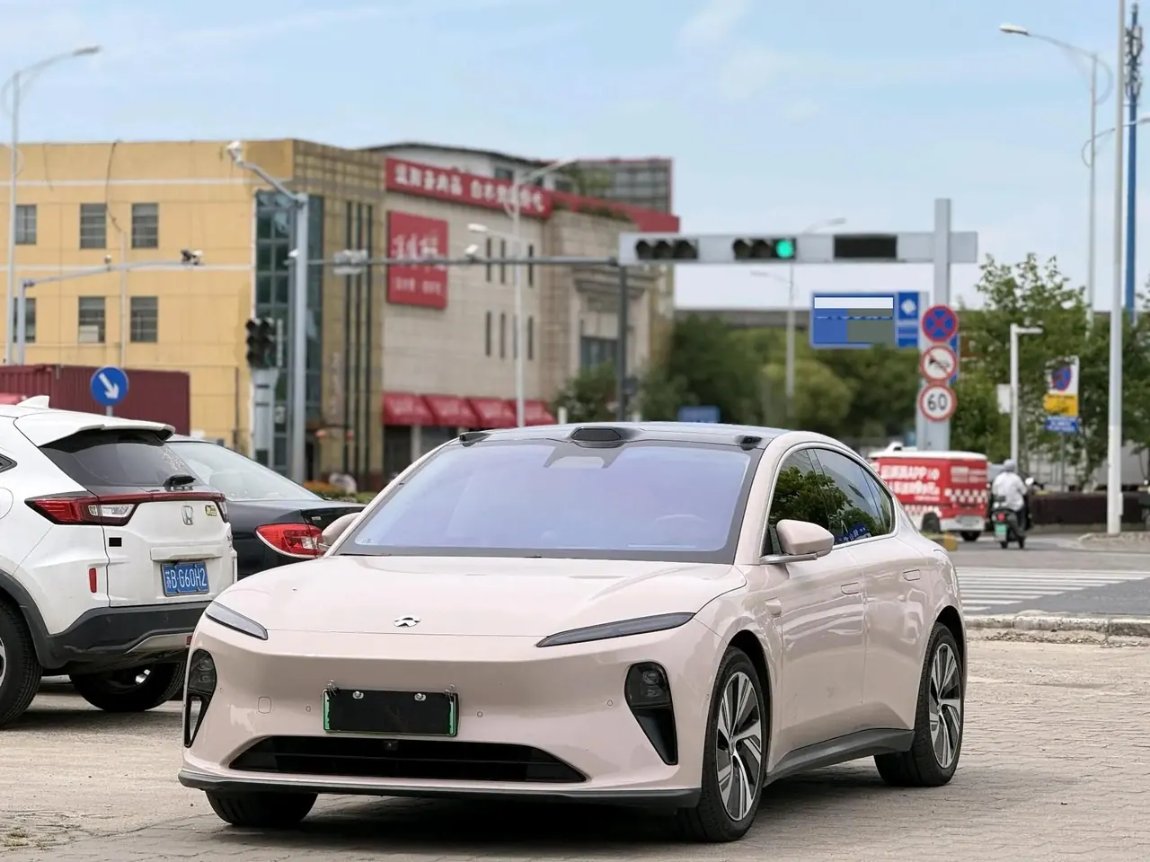 Open image lightbox: NIO ET5 2024 section 75kWh