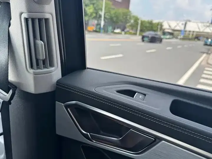 The 2022 380TSI four-wheel drive luxury version Pro 6 seats 25