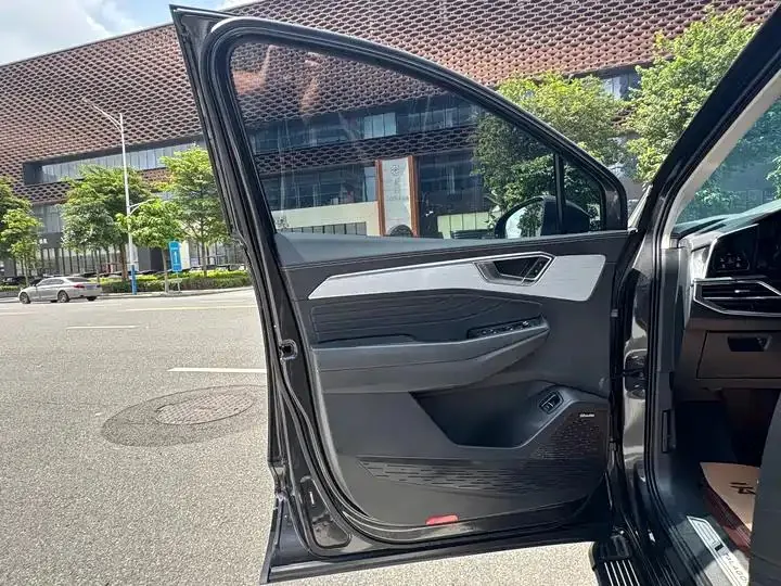 The 2022 380TSI four-wheel drive luxury version Pro 6 seats 8