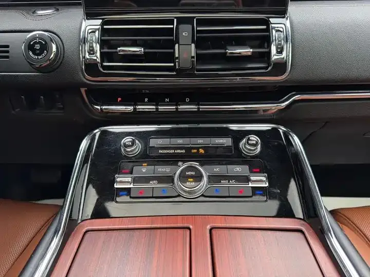 Navigator 2022 3.5T Long Axis Presidential Edition 14