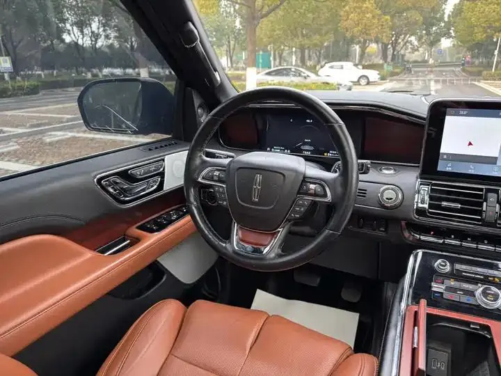 Navigator 2022 3.5T Long Axis Presidential Edition 16