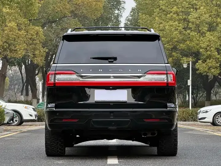 Navigator 2022 3.5T Long Axis Presidential Edition 3