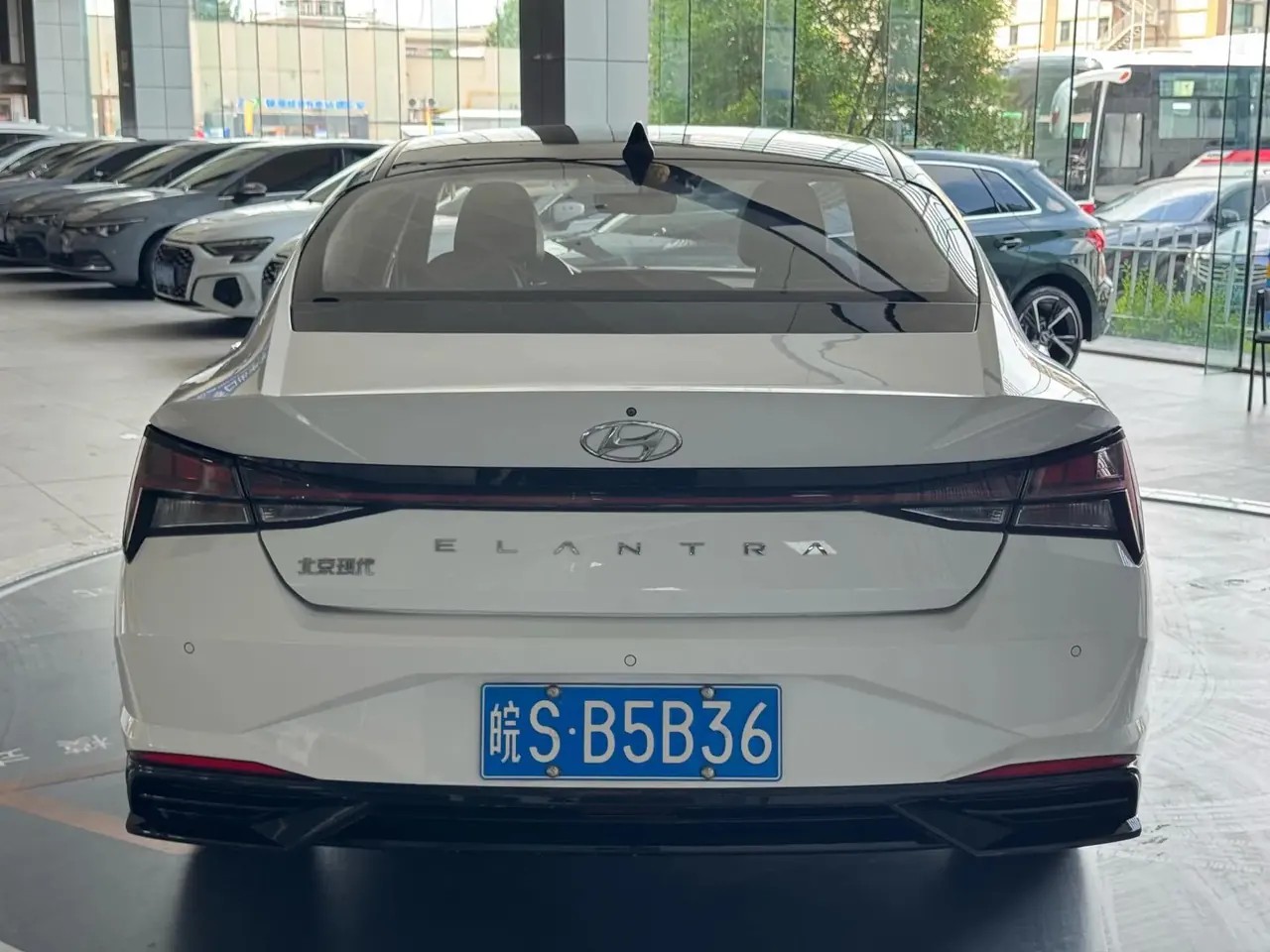 Elantra 2022 1.5L CVT Luxury Edition 4