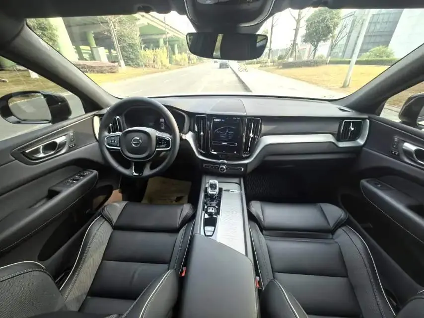 Volvo 2025 XC60 48V 2.0T B5 4WD Zhiyuan Sports Edition Automatic Gear 11