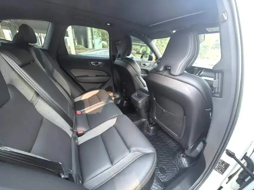 Volvo 2025 XC60 48V 2.0T B5 4WD Zhiyuan Sports Edition Automatic Gear 13