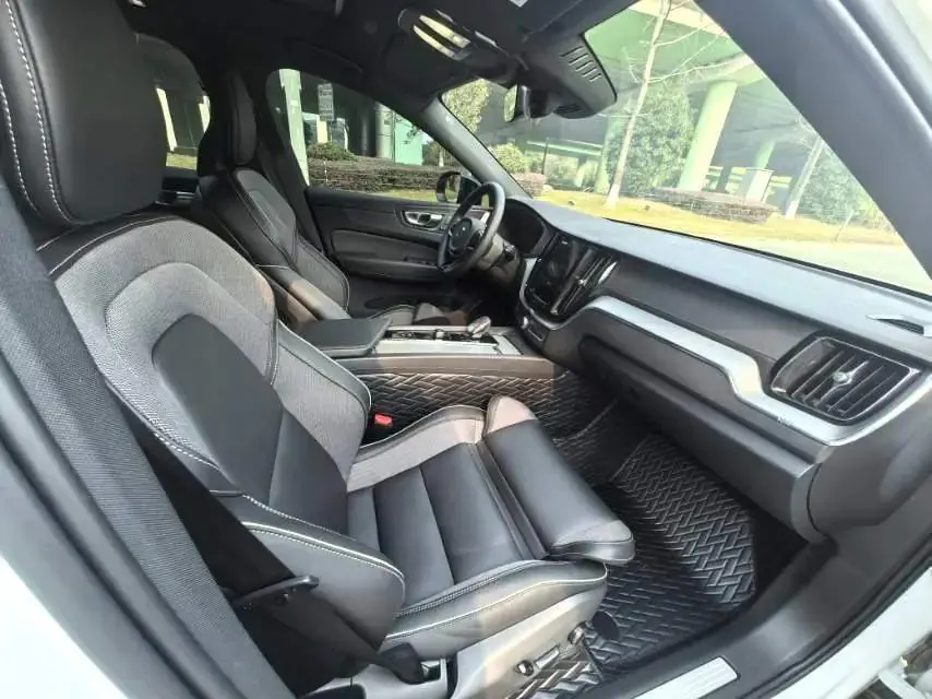 Volvo 2025 XC60 48V 2.0T B5 4WD Zhiyuan Sports Edition Automatic Gear 14
