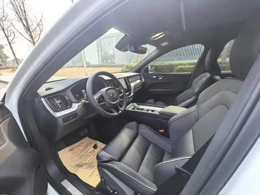 Volvo 2025 XC60 48V 2.0T B5 4WD Zhiyuan Sports Edition Automatic Gear 16