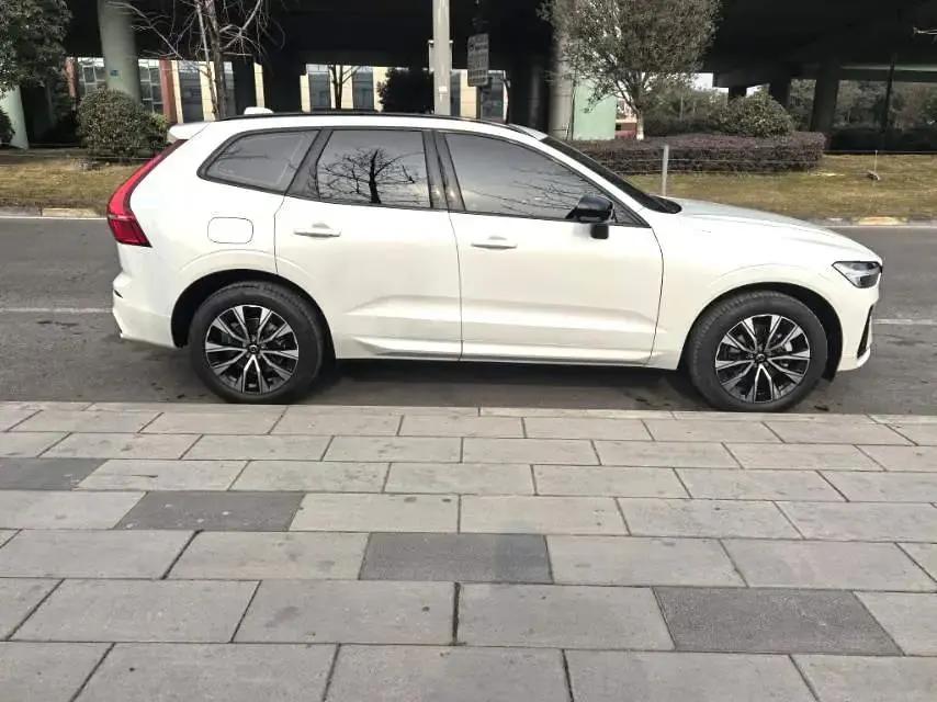 Volvo 2025 XC60 48V 2.0T B5 4WD Zhiyuan Sports Edition Automatic Gear 18