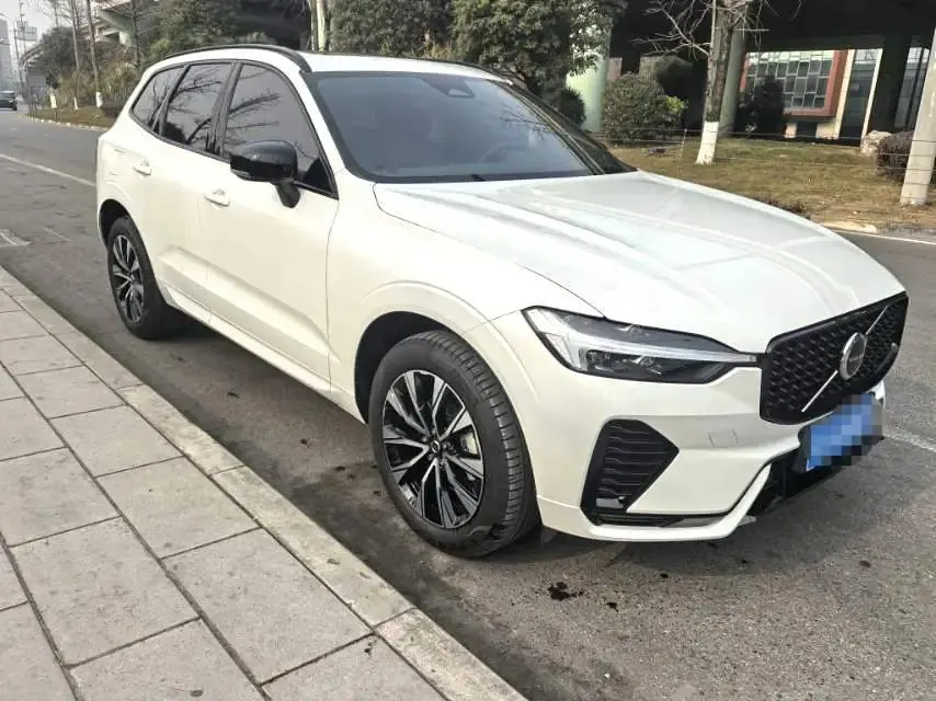 Volvo 2025 XC60 48V 2.0T B5 4WD Zhiyuan Sports Edition Automatic Gear 2