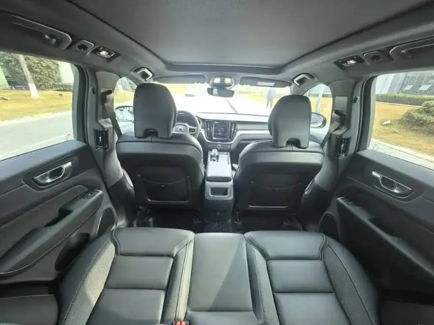 Volvo 2025 XC60 48V 2.0T B5 4WD Zhiyuan Sports Edition Automatic Gear 8