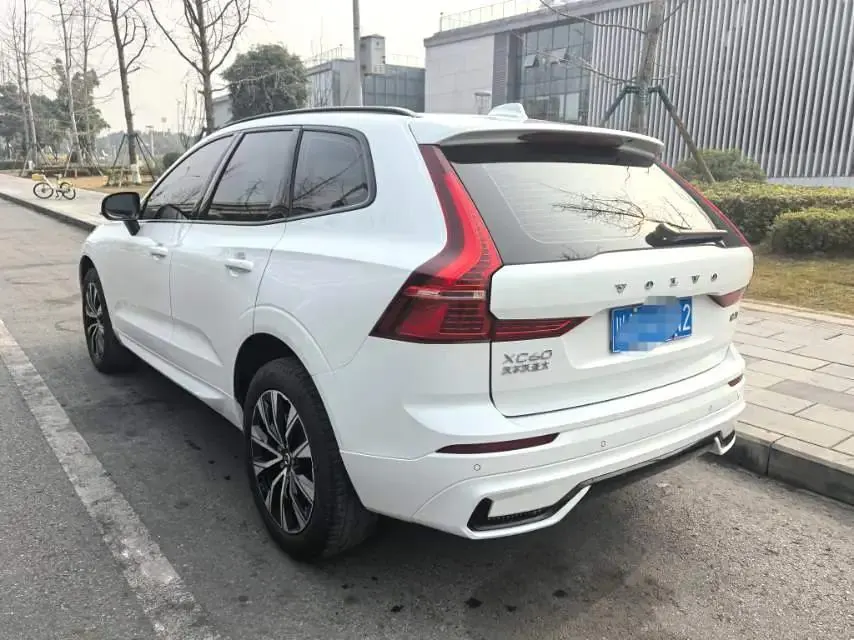 Volvo 2025 XC60 48V 2.0T B5 4WD Zhiyuan Sports Edition Automatic Gear 9