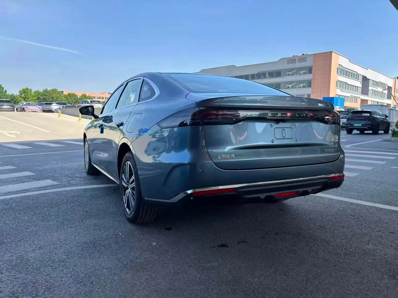Geely Galaxy 2025 xingyao 6 EM-i 1.5 125km exploration version automatic gear 3