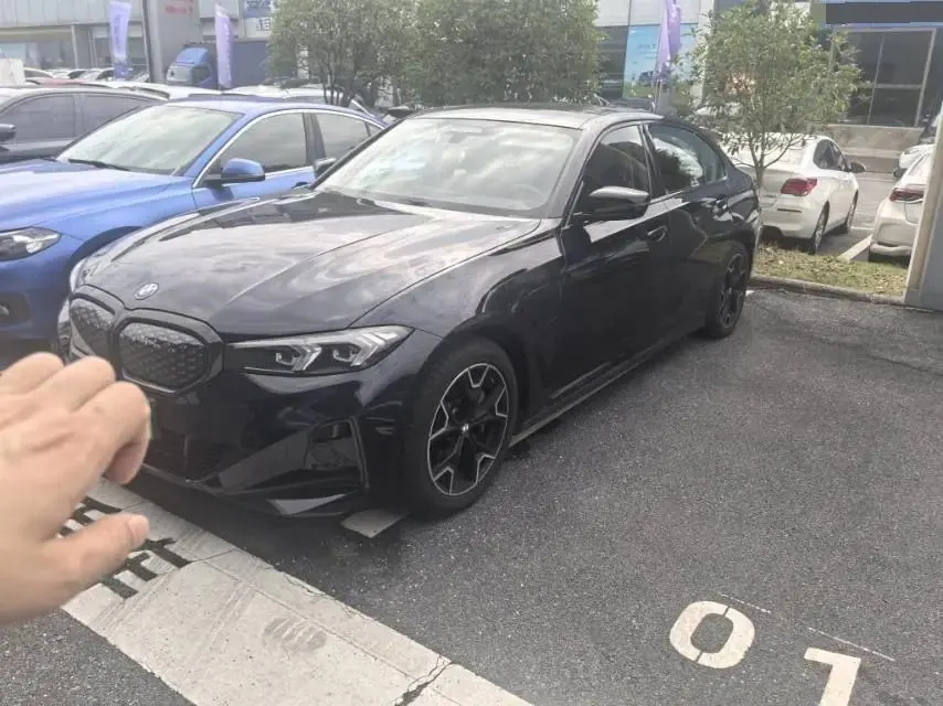 BMW 2025 i3 eDrive 40 L obsidian night suit automatic gear - View 1