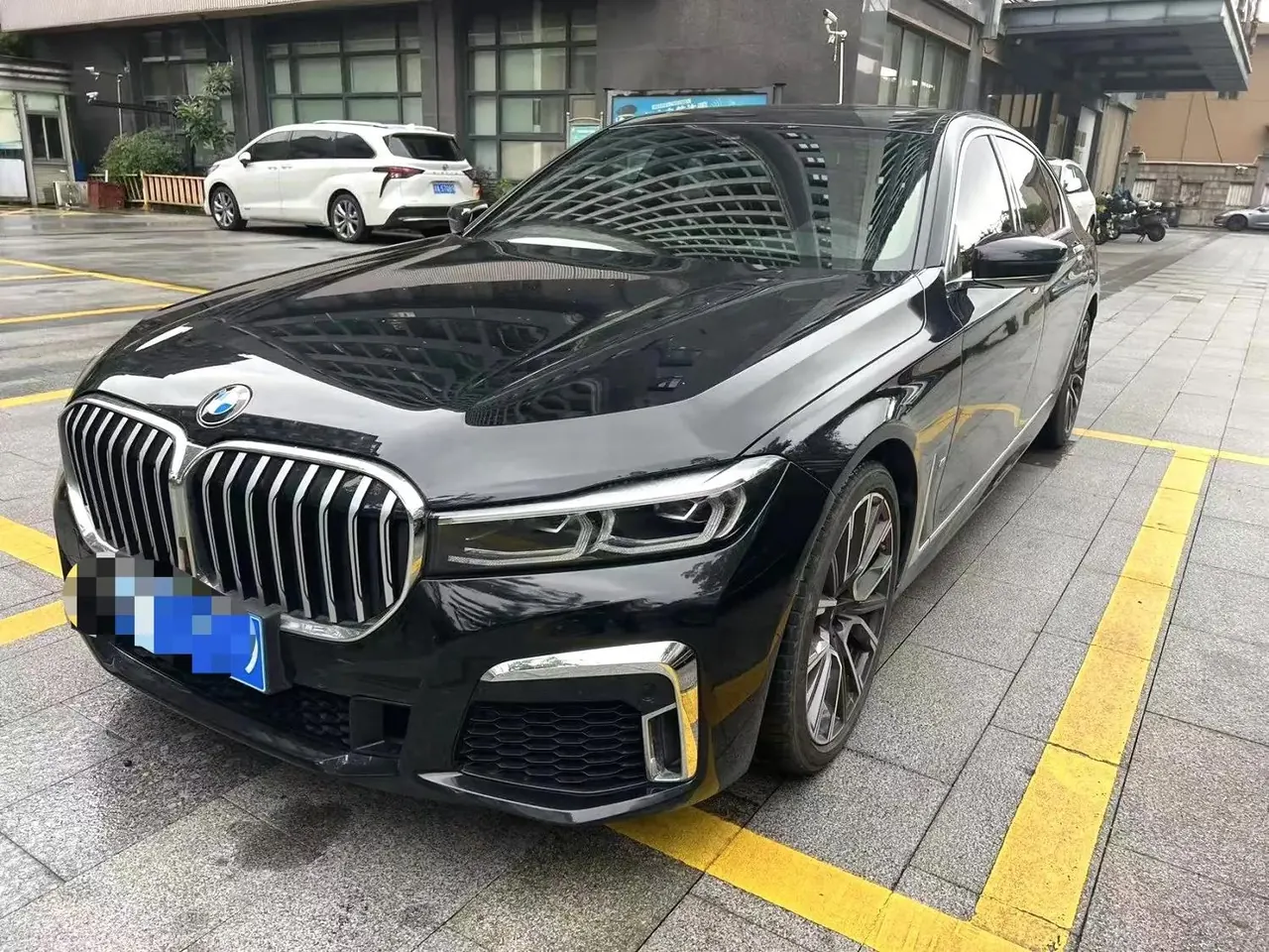 Открыть галерею: BMW 7 Series 2019 740Li Leading M Sports Suit