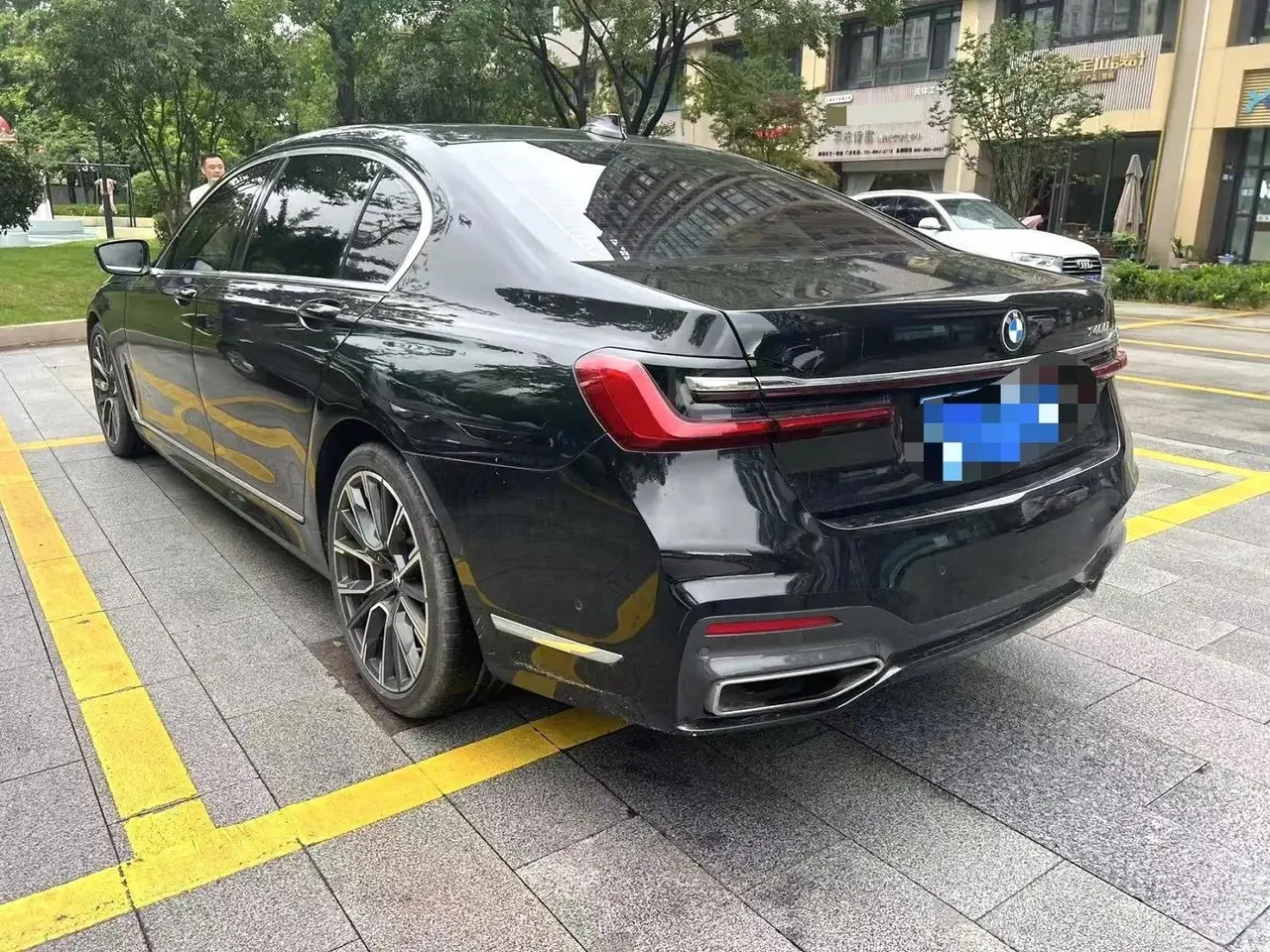 BMW 7 Series 2019 740Li Leading M Sports Suit 11