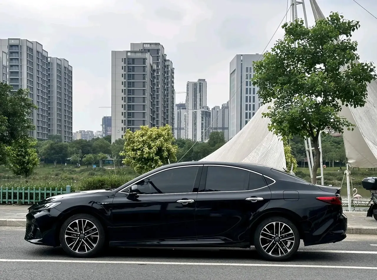 Toyota 2024 Camry Dual Engine 2.0HG Stepless Premium Edition Automatic Gear 3