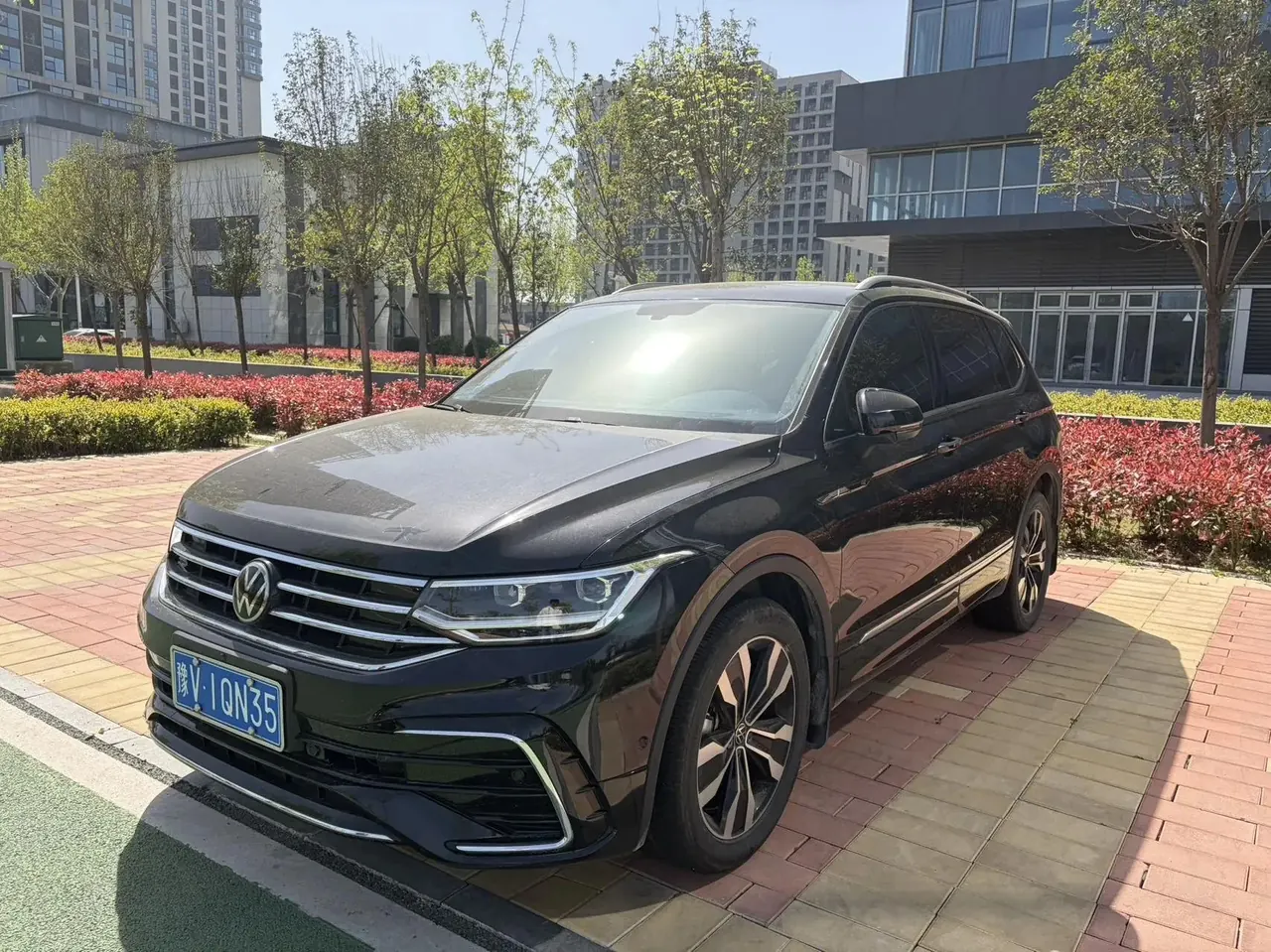 Открыть галерею: Volkswagen 2024 Tiguan L R-Line 2.0TSI 330TSI Two-Drive R-Line Long Yao Edition Automatic Gear