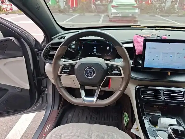 Qin PLUS 2024 Glory Edition DM-i 55KM Leading Model 3