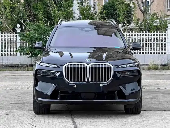 BMW X7 2023 xDrive40i Leading Luxury Suit 2