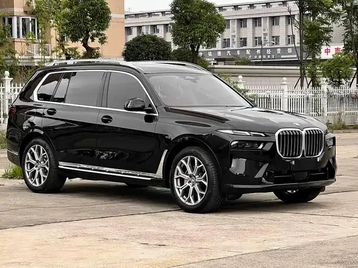 BMW X7 2023 xDrive40i Leading Luxury Suit 3