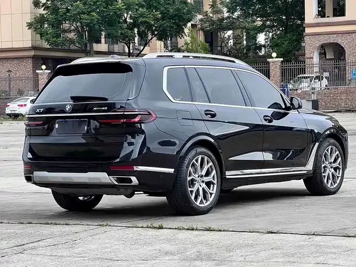 BMW X7 2023 xDrive40i Leading Luxury Suit 5