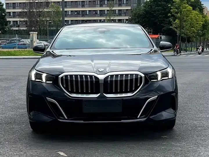 BMW 5 Series 2025 530Li Leading M Sports Suit 2