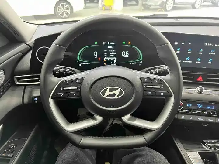 Elantra 2023 1.5L CVT LUX Prestige Edition 12