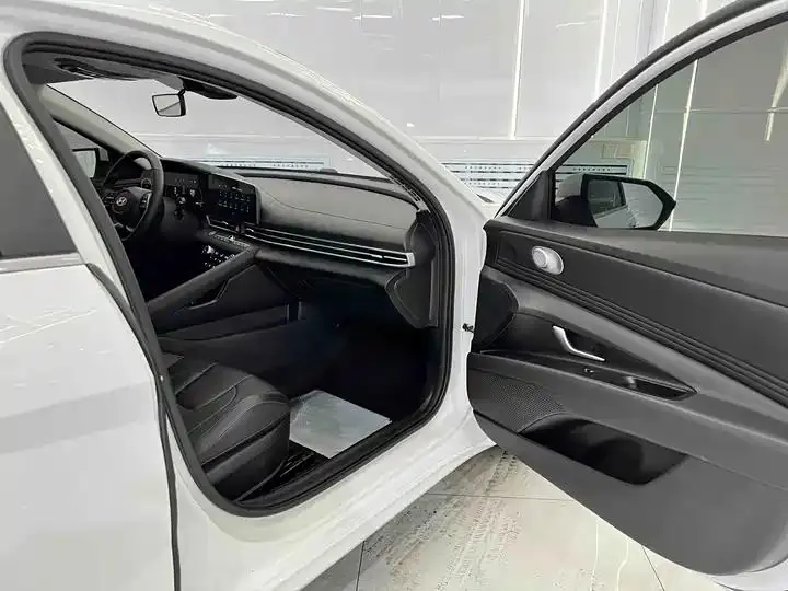 Elantra 2023 1.5L CVT LUX Prestige Edition 18