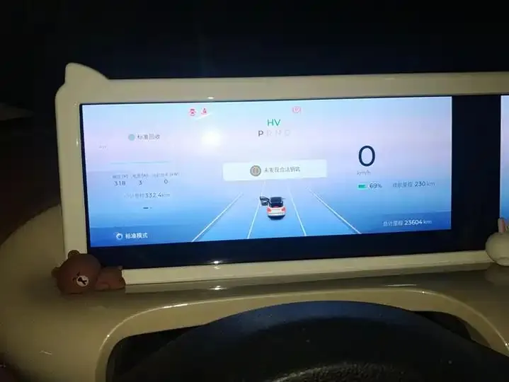 WuLing Plantronics 2023 333km LingBox Connected 14