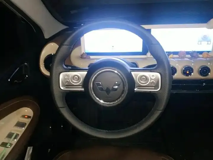 WuLing Plantronics 2023 333km LingBox Connected 15