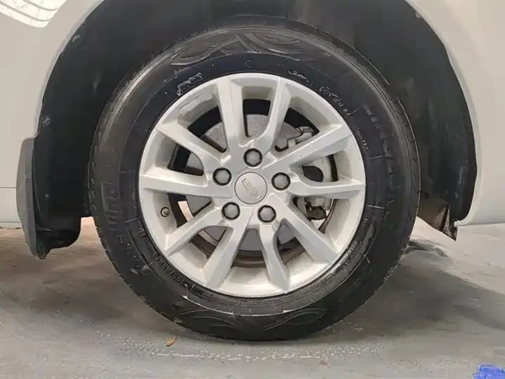 Emgrand 2020 1.5L Manual Luxury Model 6