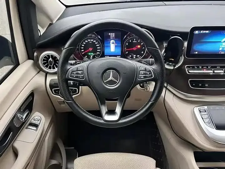 Mercedes Benz Class V 2022V 260 L Long Wheelbase Premium Edition 15