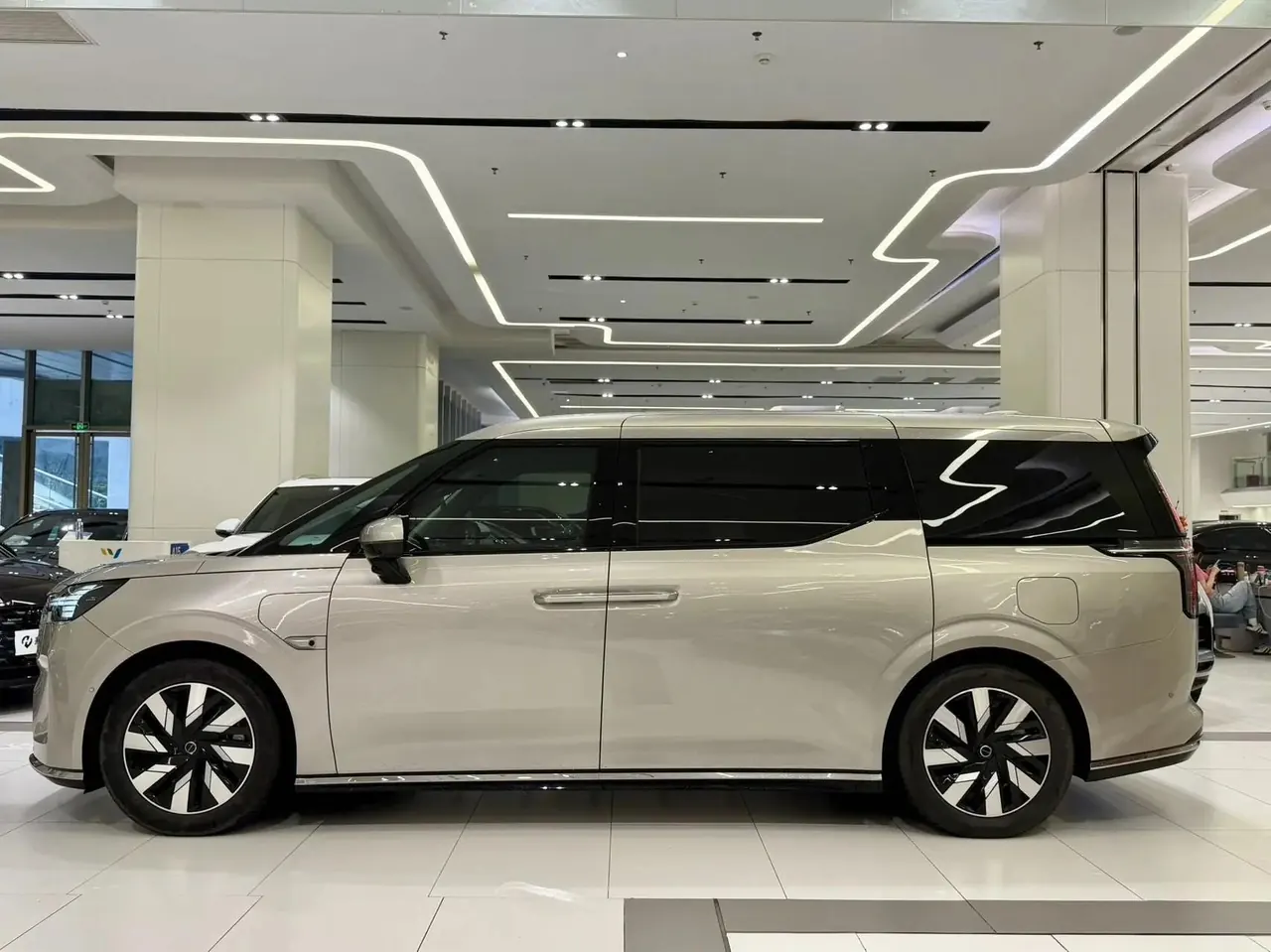 Volvo EM90 2025 Ultra Six 3