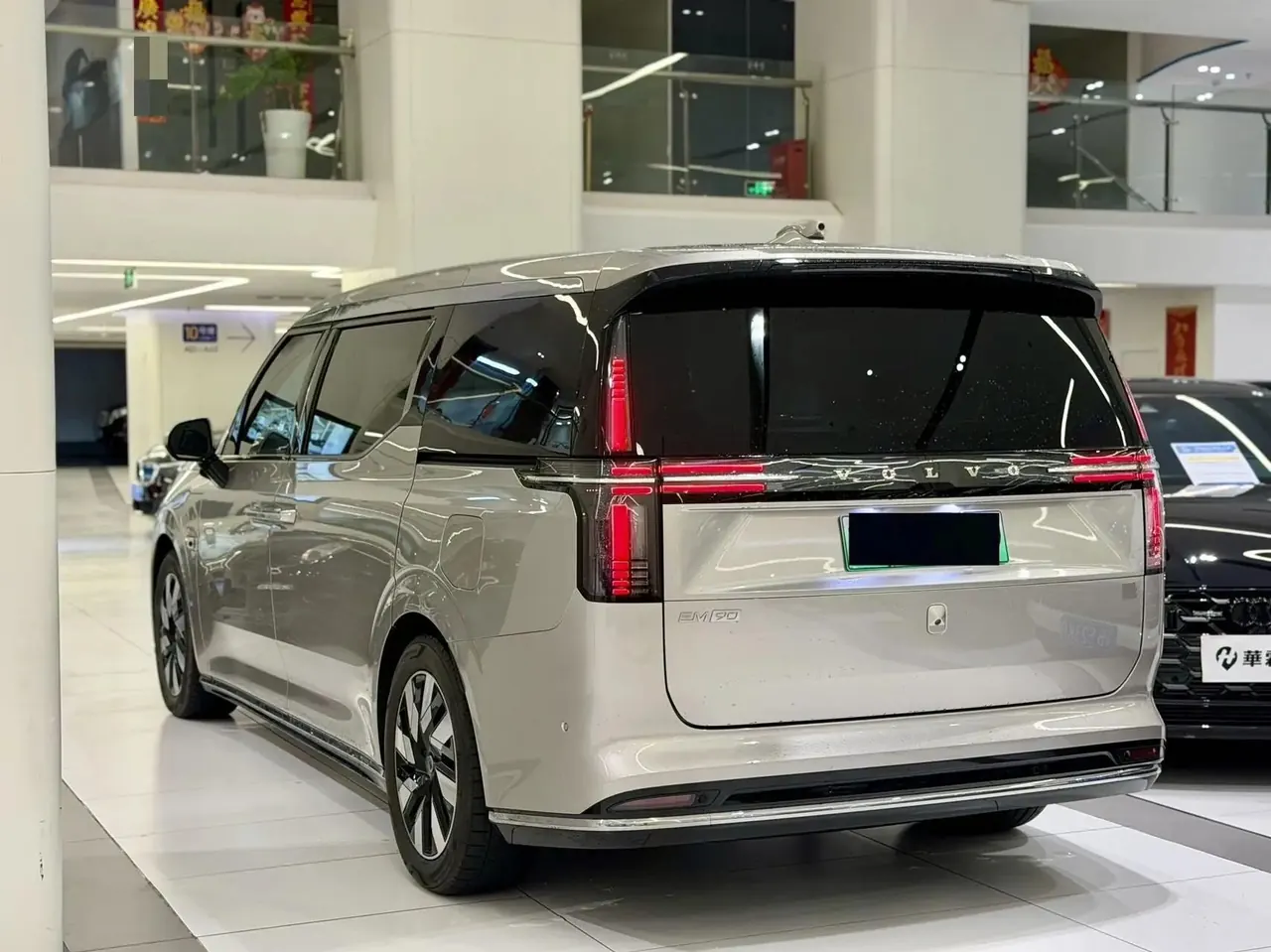 Volvo EM90 2025 Ultra Six 8