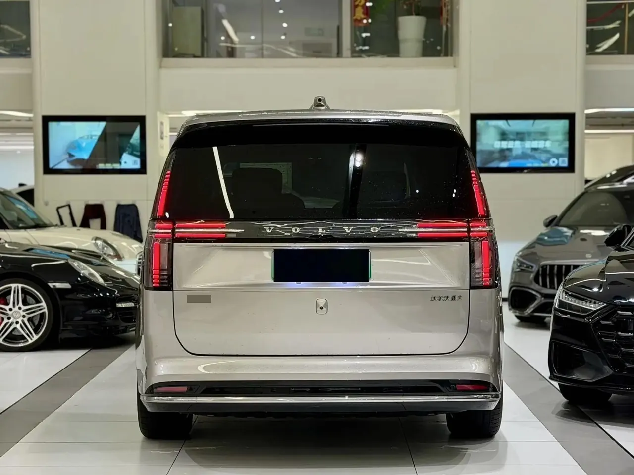 Volvo EM90 2025 Ultra Six 9