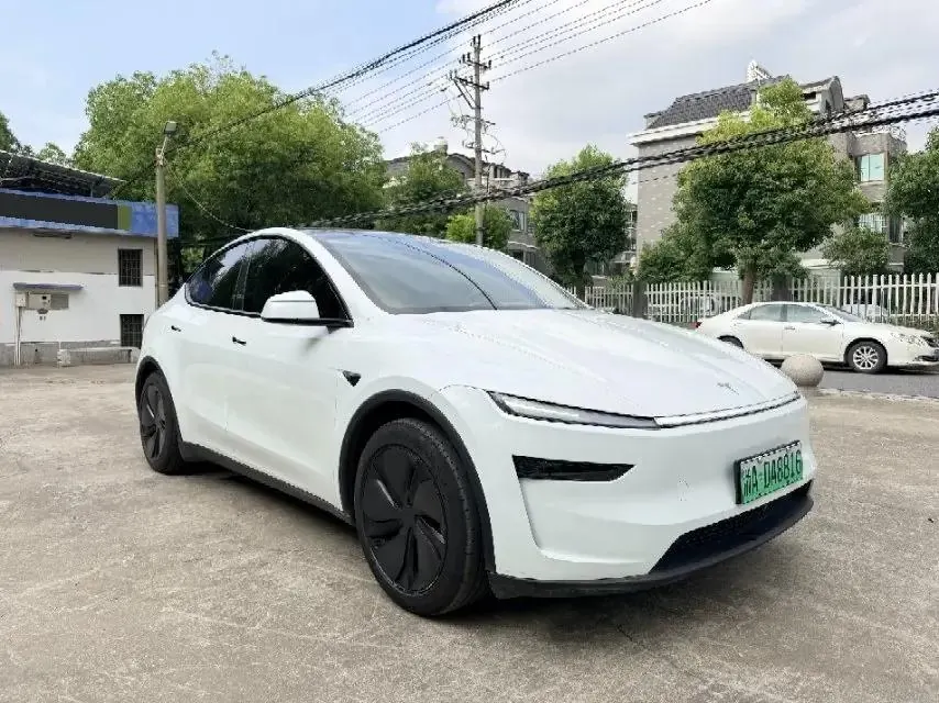 Tesla 2025 Model Y Rear-Wheel Drive Automatic 2