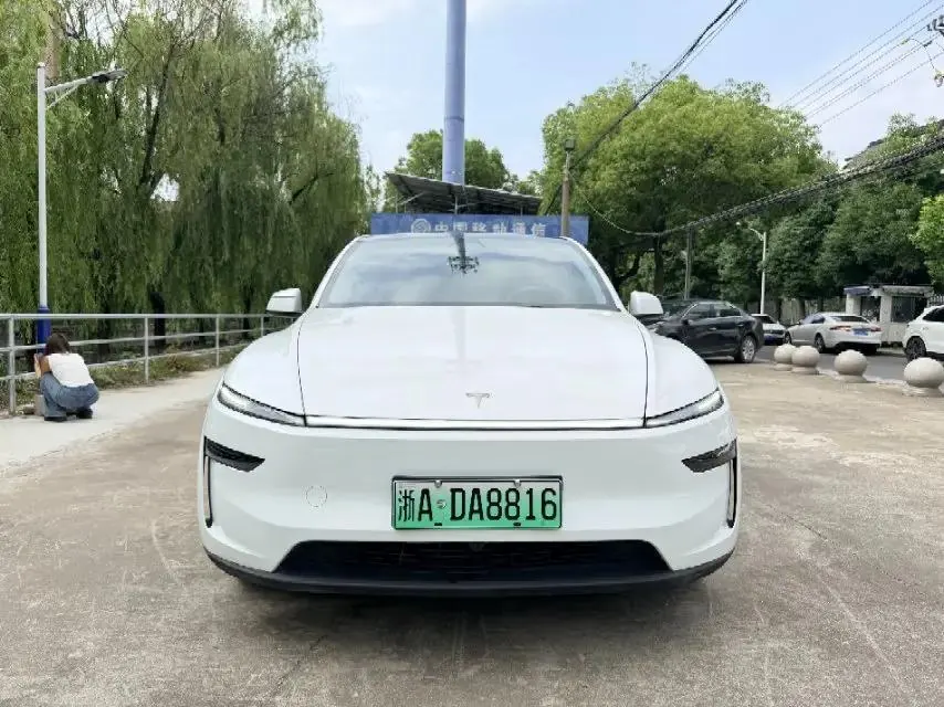 Tesla 2025 Model Y Rear-Wheel Drive Automatic 3
