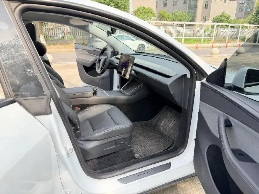 Tesla 2025 Model Y Rear-Wheel Drive Automatic 5