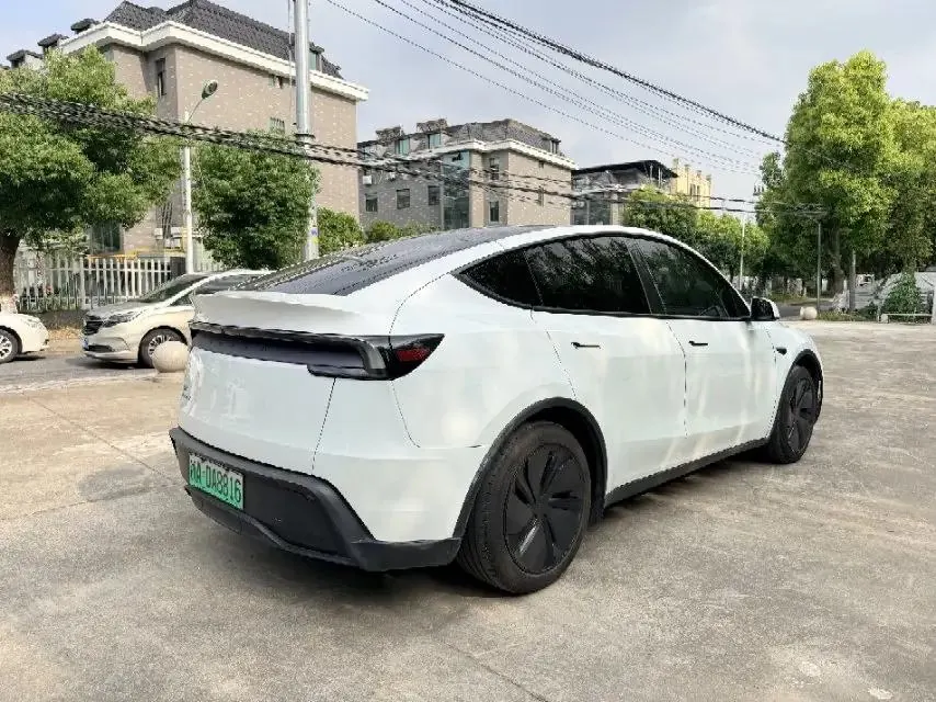 Tesla 2025 Model Y Rear-Wheel Drive Automatic 7
