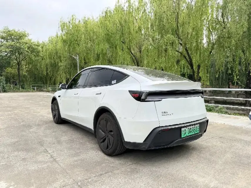 Tesla 2025 Model Y Rear-Wheel Drive Automatic 9