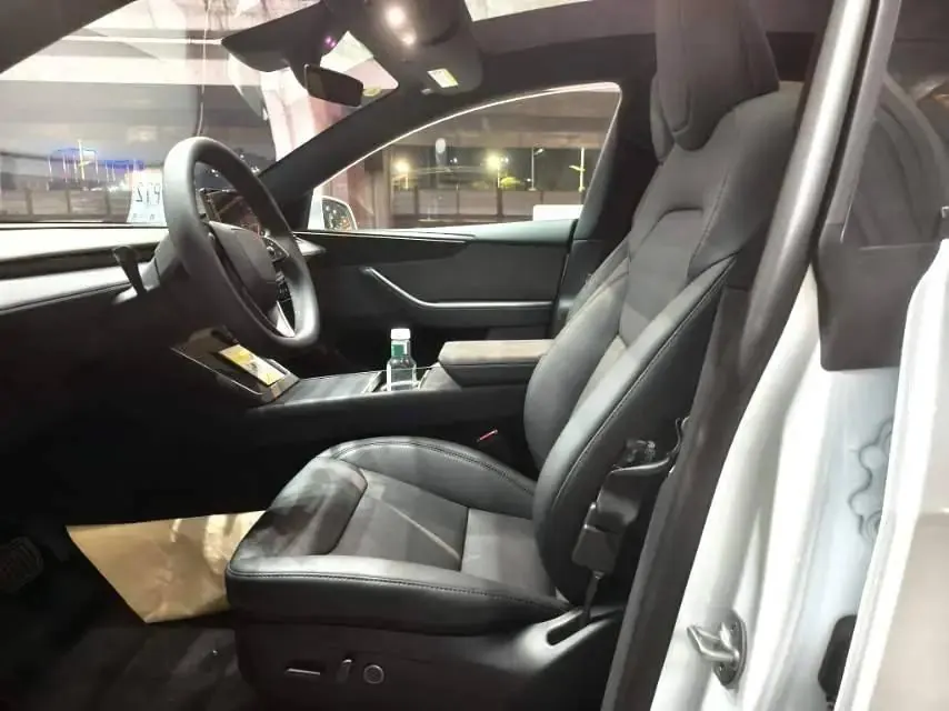 Tesla 2026 Model Y Rear-Wheel-Drive Automatic 3