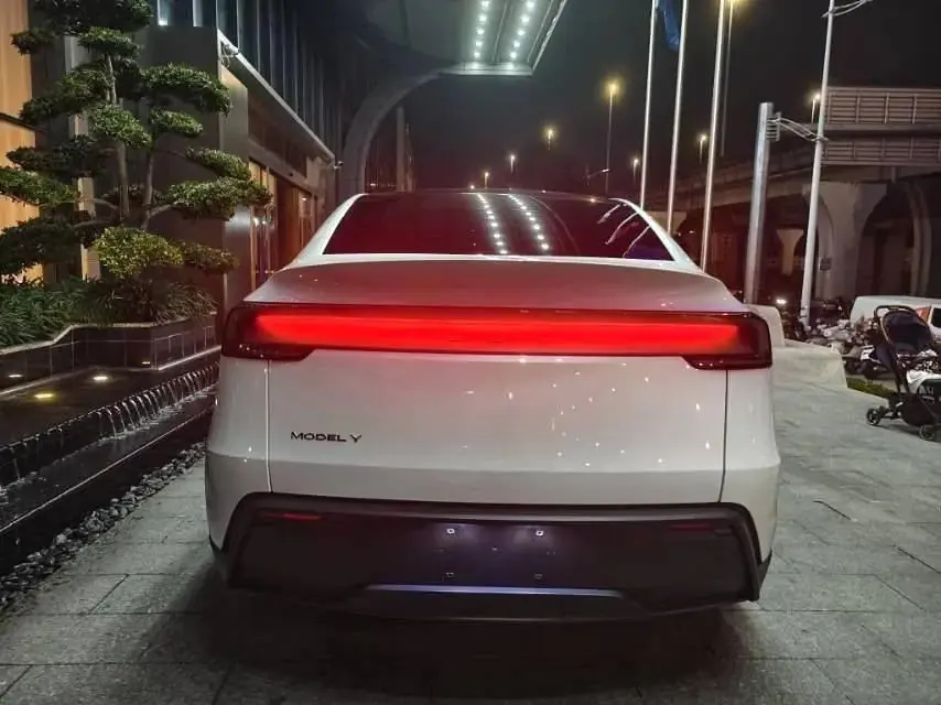 Tesla 2026 Model Y Rear-Wheel-Drive Automatic 5