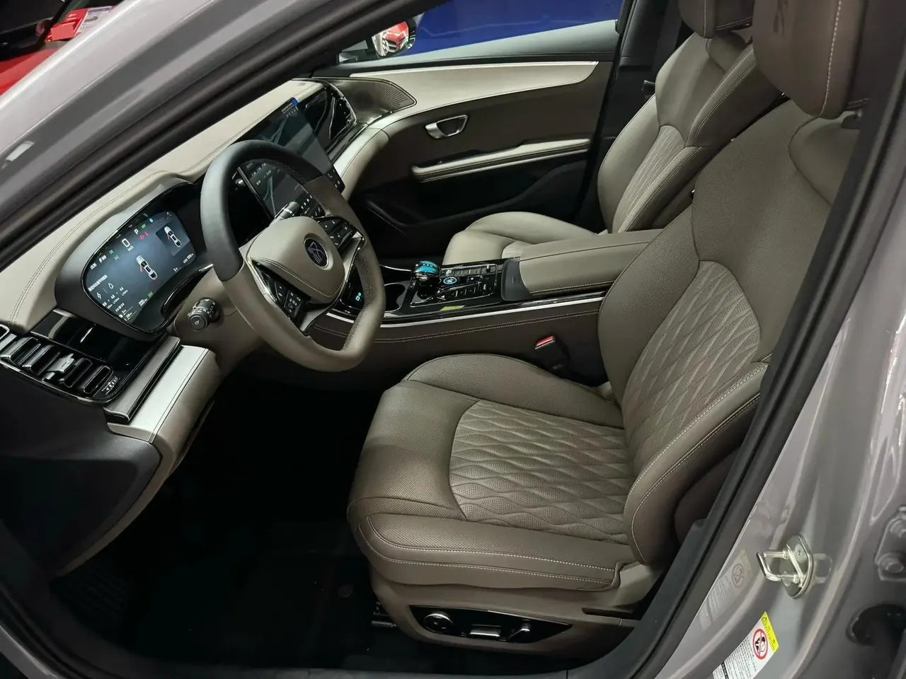 BYD 2025 Han DM-i 1.5T Stepless 125KM Honorable Automatic Gear 2